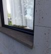 Gránit (szürke) Egyedi, anyagában színezett párkány, kő hatás 40cm alap szélesség
